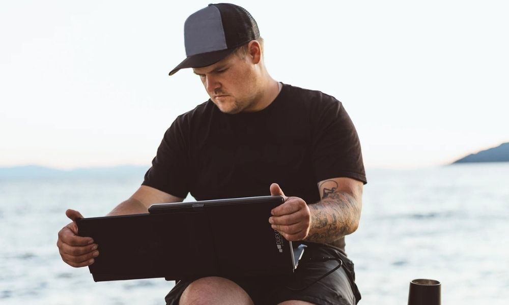 Viajar liviano, trabajar grande: el compañero ideal para nómadas digitales