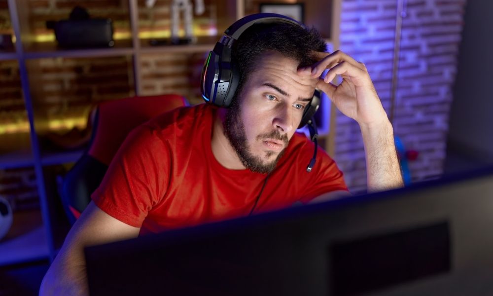 Profesional con baja productividad trabajando en laptop sin segunda pantalla en home office