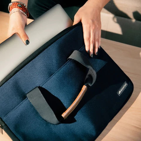 Funda original tipo bolso para monitor portátil Mobile Pixels siendo guardada en una mochila; accesorio liviano, compacto y acolchado, ideal para transportar de forma segura los modelos Duex Plus, Duex Max, Duex Float o Trio Max con total comodidad.