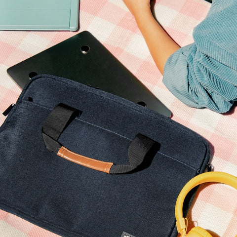 Funda original tipo bolso para monitor portátil Mobile Pixels siendo usada en todo lugar; accesorio liviano, compacto y acolchado, ideal para transportar de forma segura los modelos Duex Plus, Duex Max, Duex Float o Trio Max con total comodidad.