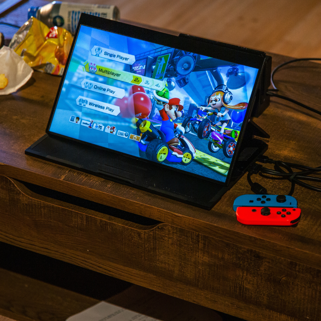 Monitor Mobile Pixels conectado a Nintendo Switch mostrando videojuego en mesa de centro