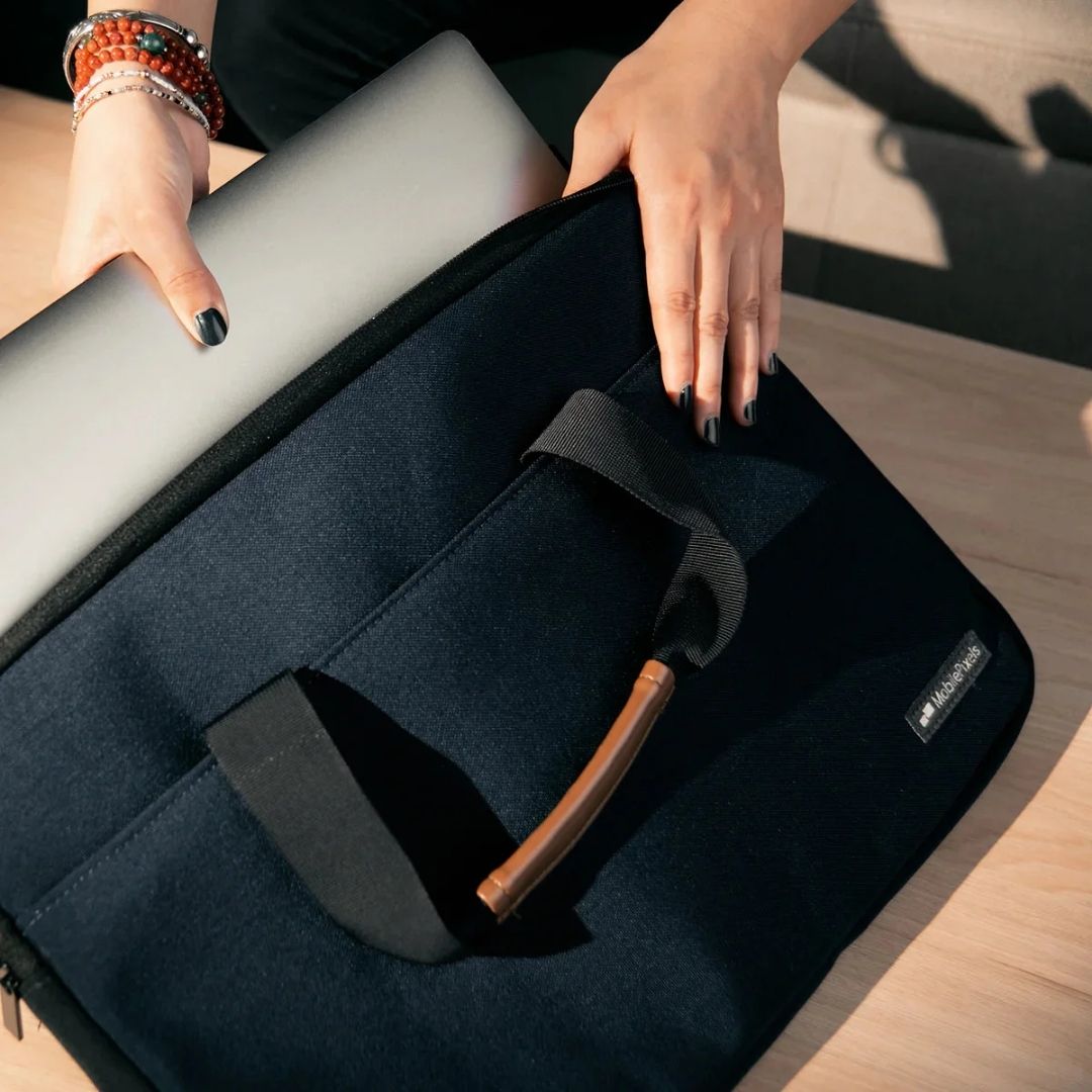 Funda de alta calidad para portátil y monitor portátil Mobile Pixels Duex Max; accesorio protector ideal para transportar el monitor con seguridad, diseño elegante, materiales resistentes y compatibilidad perfecta para usuarios en movimiento.