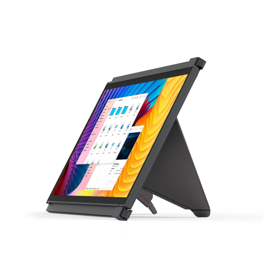 Accesorio Kickstand Origami de Mobile Pixels implementado en monitor portátil; soporte plegable y ajustable que permite utilizar el monitor de forma independiente sobre cualquier superficie, ideal para modelos Duex Plus, Duex Max y Trio Max.