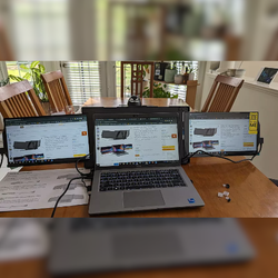 Cliente satisfecho utilizando doble monitor portátil Mobile Pixels Trio Max con su laptop para una experiencia de triple pantalla; estación de trabajo en casa optimizada para comparación de productos, multitareas y productividad avanzada.