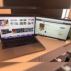 Cliente utilizando monitor portátil Mobile Pixels como segunda pantalla junto a su laptop; configuración ideal para navegación, compras online y productividad desde escritorio en casa.