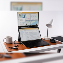 Cliente satisfecho utilizando monitor flotante Mobile Pixels FLOAT con su laptop; estación de trabajo ergonómica y minimalista para productividad, multitareas y ahorro de espacio en escritorio.