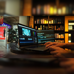 Editor de video utilizando monitor portátil Mobile Pixels como segunda pantalla en café; estación de trabajo móvil con laptop y pantalla extendida para edición profesional con software de postproducción.
